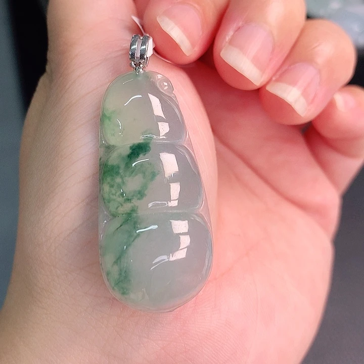 翡翠18K金镶嵌颈饰冰胶飘绿大豆子42-19-6.6