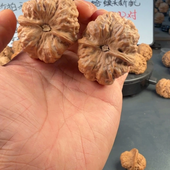 最***离文玩核桃吊坠蛤蟆的眼睛是真的好看