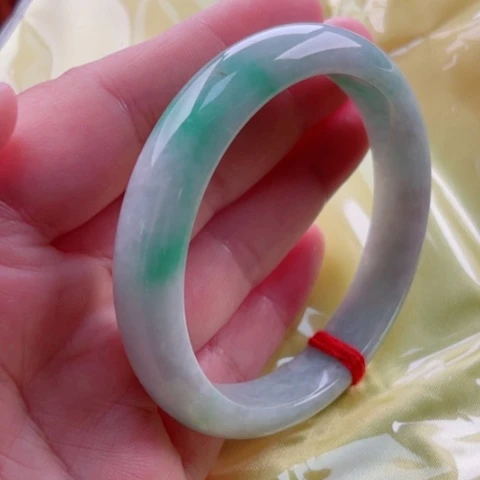 未镶嵌手镯翡翠60侧面有一处天然生长纹黄翡微棉