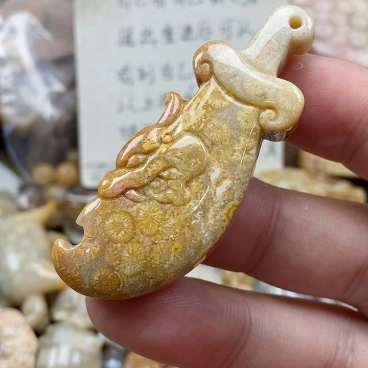 硅化珊瑚（珊瑚玉）未镶嵌颈饰时****许