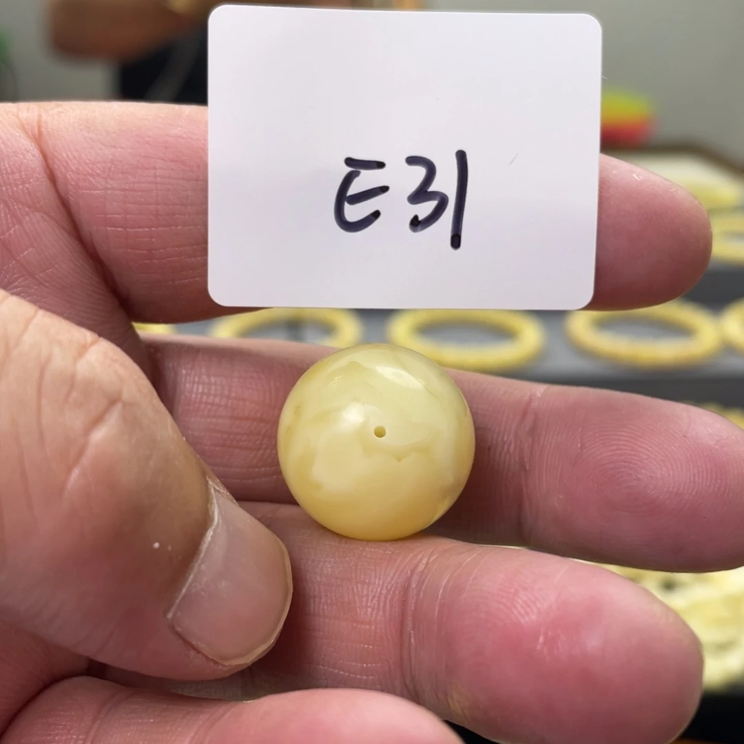 未镶嵌琥珀手链墨*鱼多样性发，发其中一件