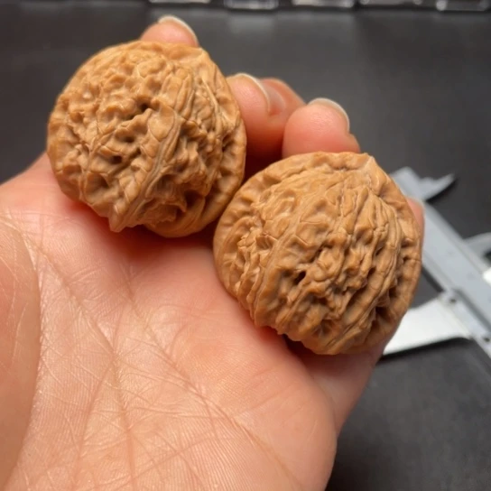 【闪购商品】把件文玩核桃三角白………