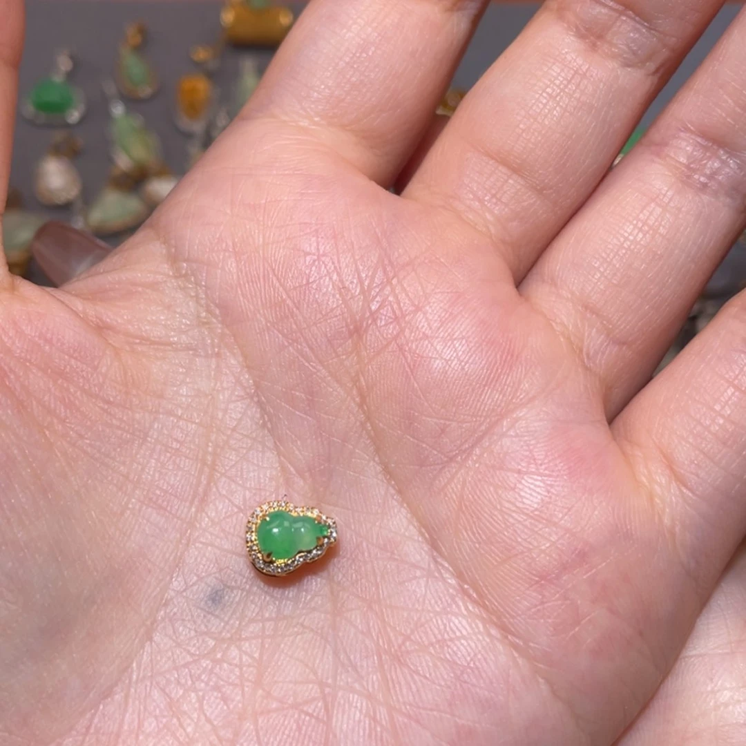 【闪购商品】颈饰18K金镶嵌翡翠