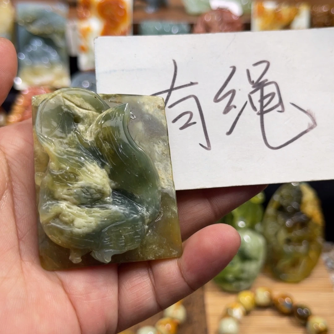 蛇纹石玉未镶嵌颈饰