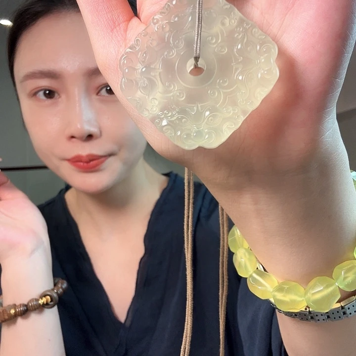 周***琳未镶嵌蛇纹石玉颈饰