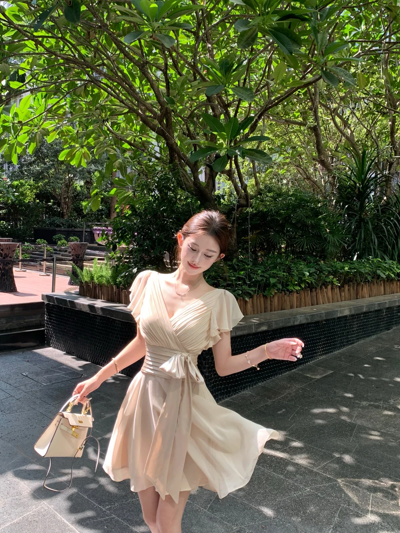 中世纪少女 收腰显瘦优雅气质荷叶袖绑带V领连衣裙女夏甜美裙子