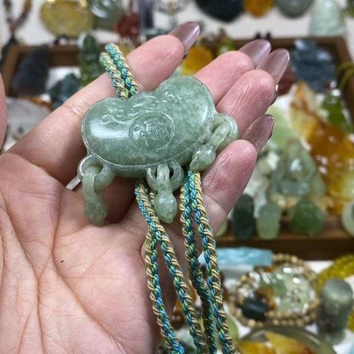 未镶嵌蛇纹石玉吊坠