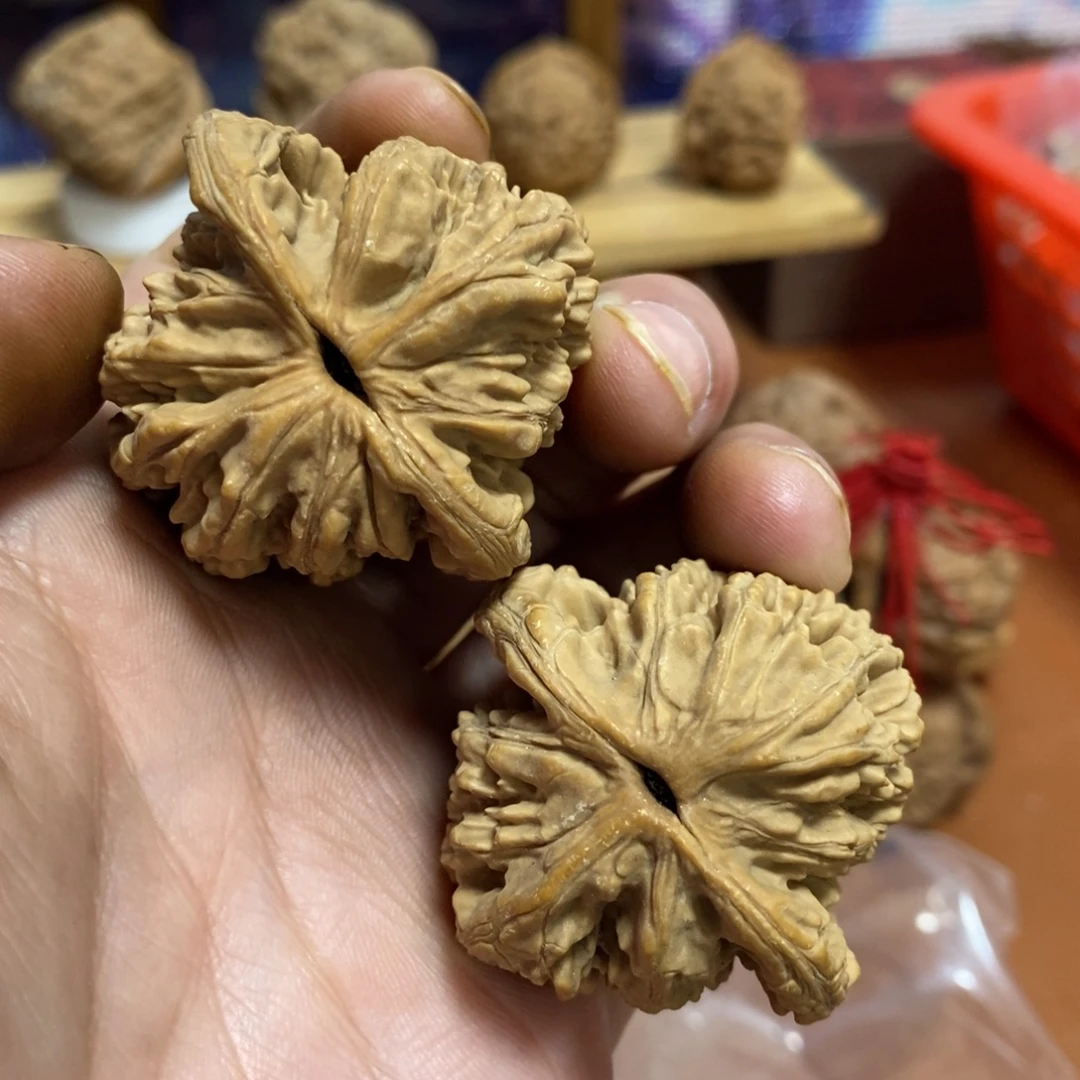 莫***手文玩核桃吊坠42麦虎