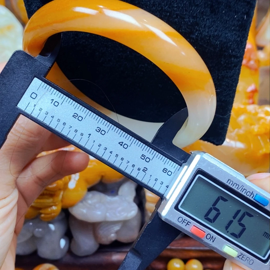 未镶嵌石英质玉（黄龙玉）颈饰