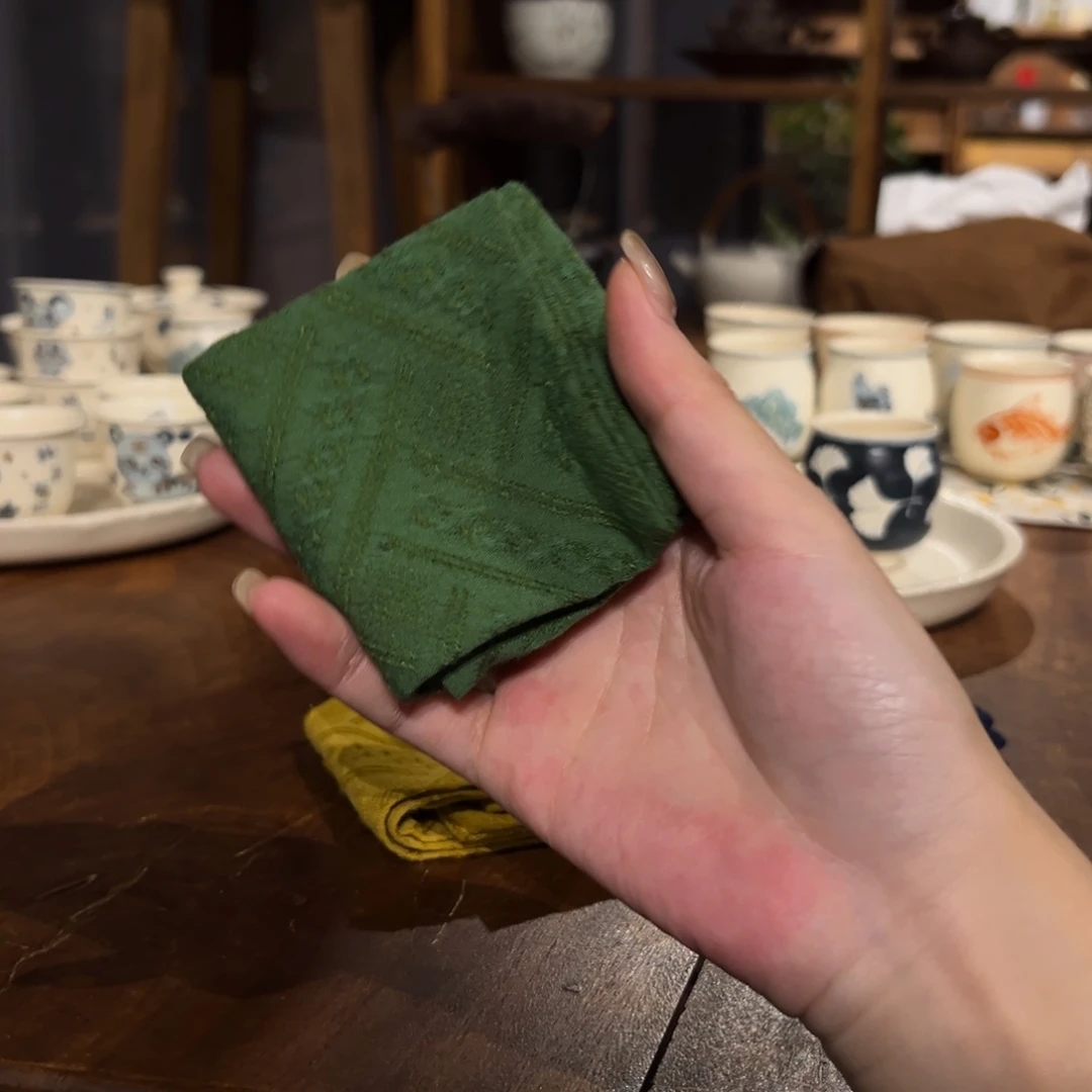瓷片陶瓷。       陶瓷。
