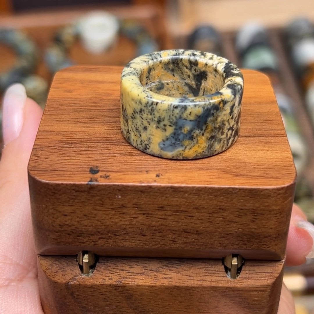 蛇纹石玉未镶嵌戒指内径18.2