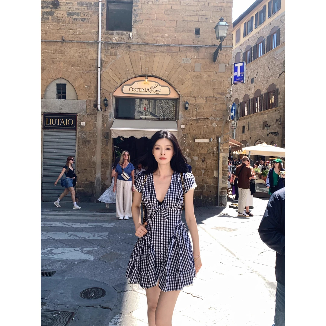 连衣裙女2025夏季度假风修身短袖格纹裙收腰显瘦百搭小众A字短裙