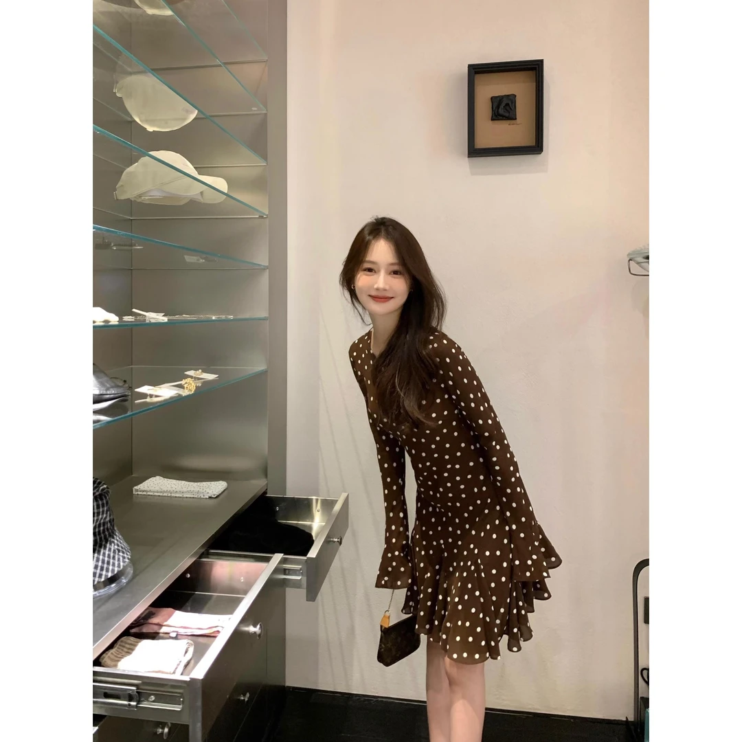 法式气质棕色波点连衣裙女初秋款新款薄款长袖裙子纯欲风减龄短裙