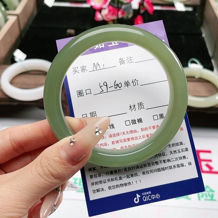 和田玉手镯未镶嵌喵****?