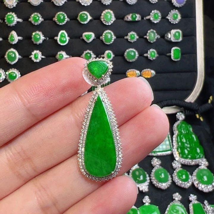 颈饰18K金镶嵌翡翠辣阳绿水滴无事牌吊坠