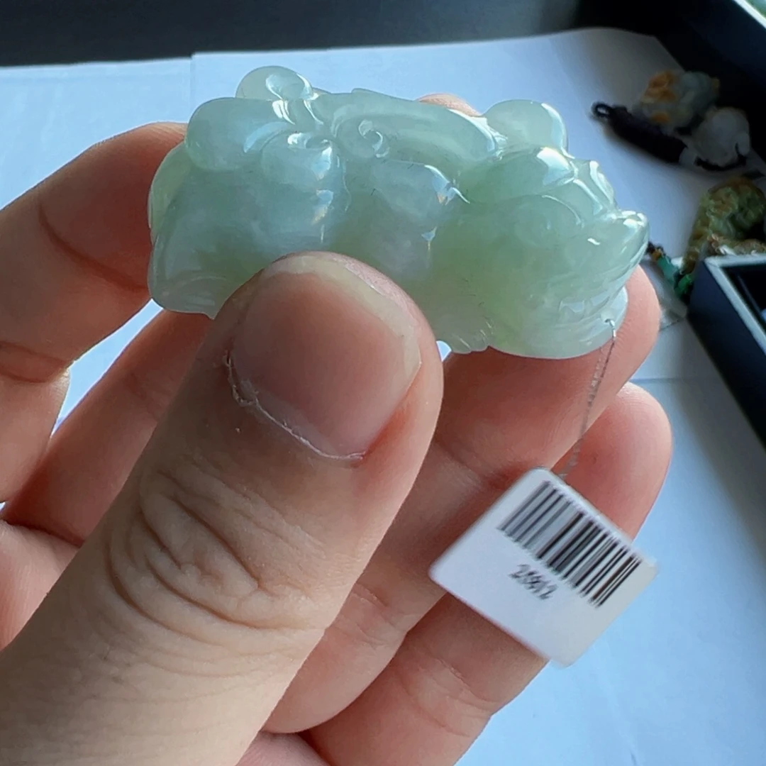 翡翠未镶嵌颈饰貔貅