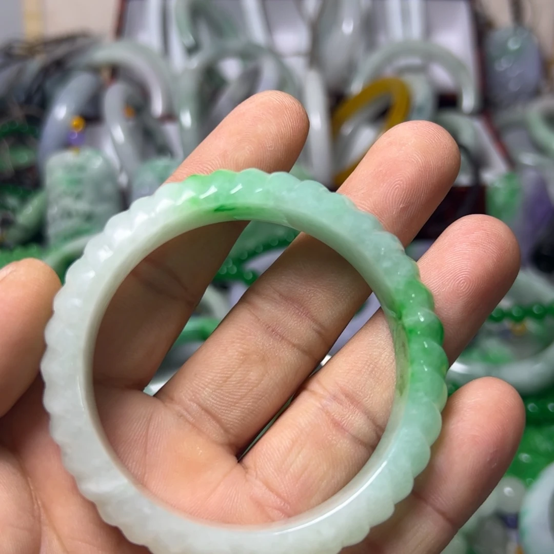 翡翠未镶嵌颈饰手镯