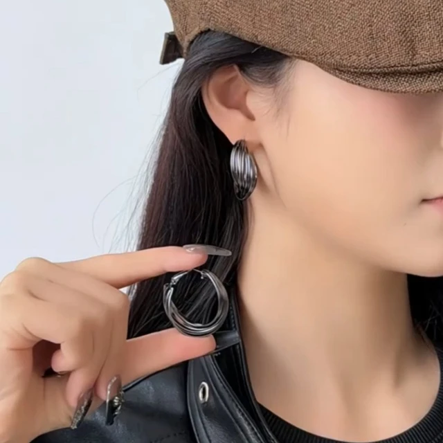 银意坊欧美时尚简约枪黑色扭曲耳圈女2025新款爆款耳针925银针个