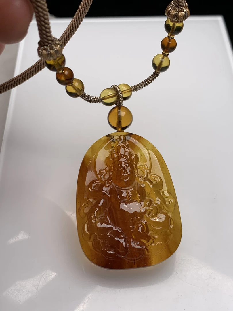 天然缅甸琥珀双色黄财神吊坠男女均可佩戴15克，规格43.9-32.5-14