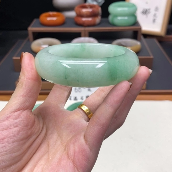 珠***峰石英质玉（非洲翠）未镶嵌佘