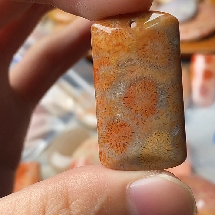 爱***歌硅化玉未镶嵌颈饰