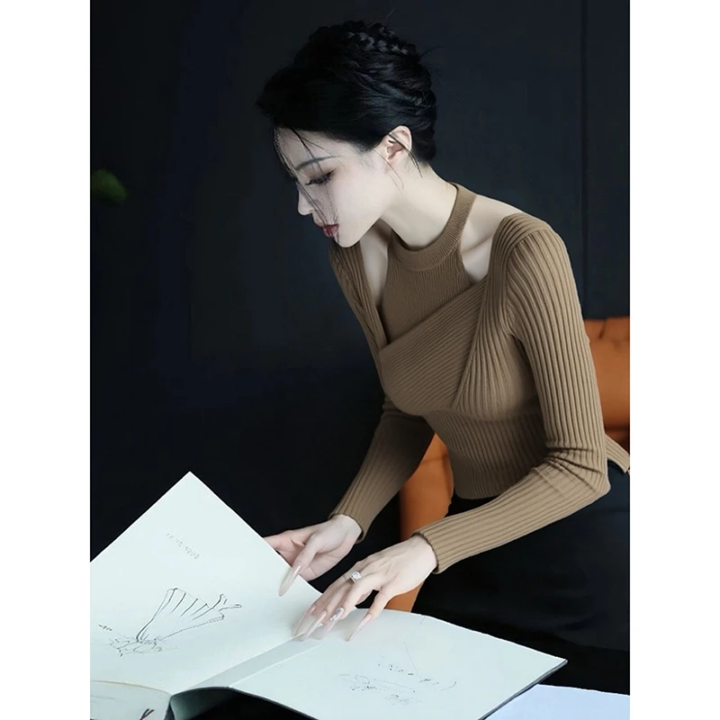 秋季韩系氛围感穿搭高级感小众设计修身显瘦不规则咖色针织上衣女