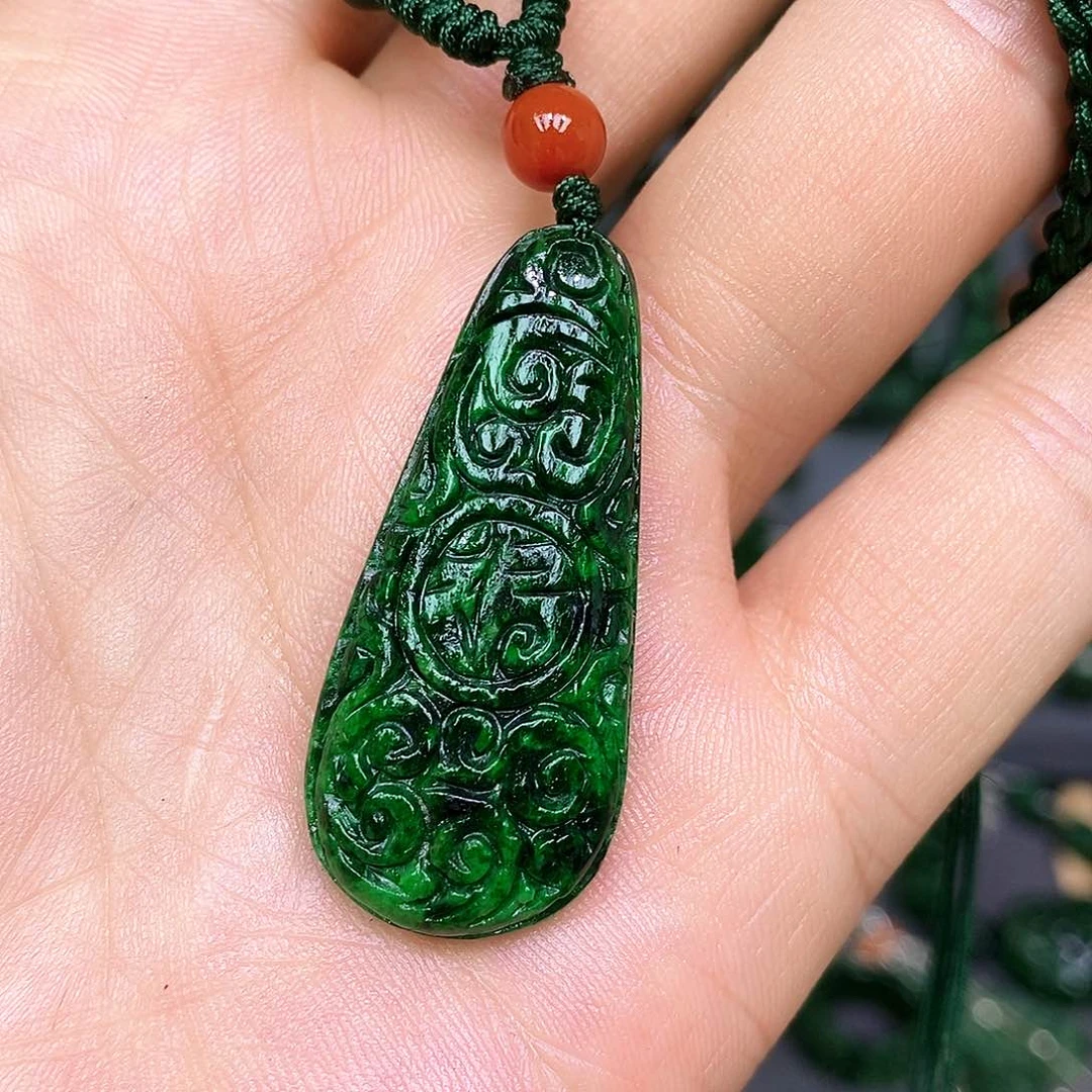 翡翠未镶嵌颈饰漂亮美眉