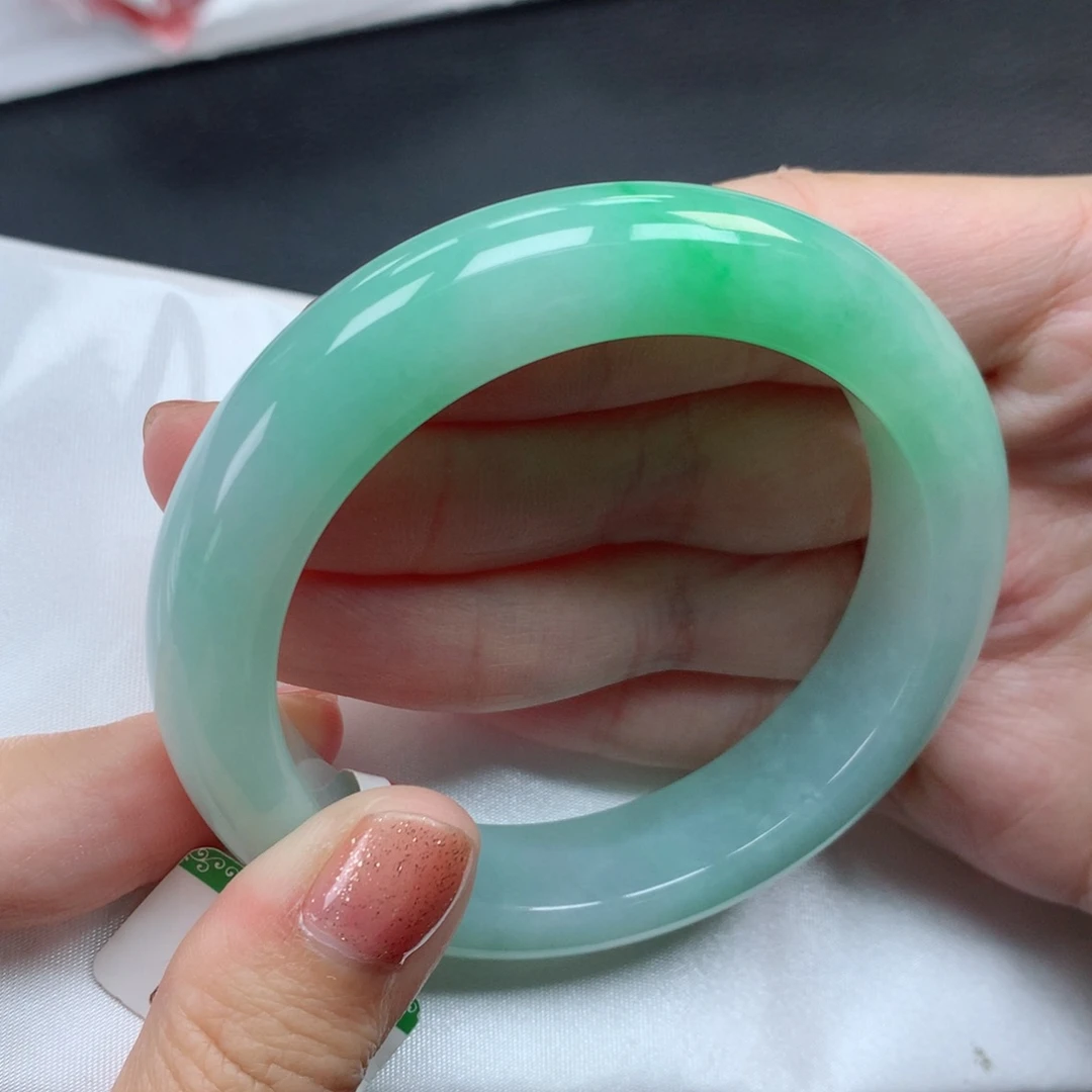 翡翠手镯未镶嵌53圈口甜阳绿色