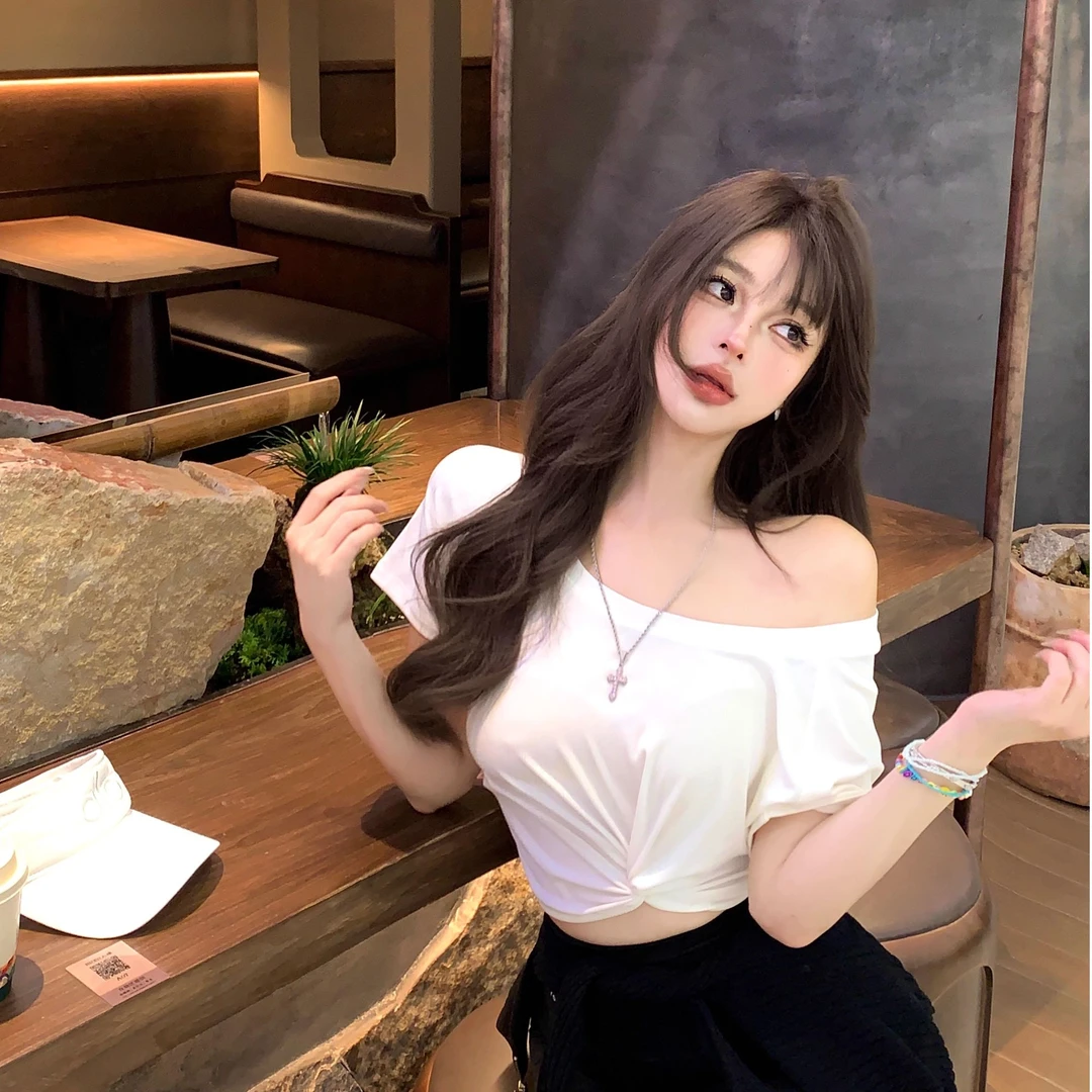 白色斜领露肩短袖T恤女夏季设计感小众辣妹修身扭结短款露脐上衣