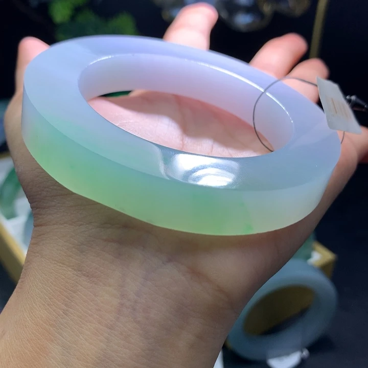 用***6定制翡翠未镶嵌翡翠手镯