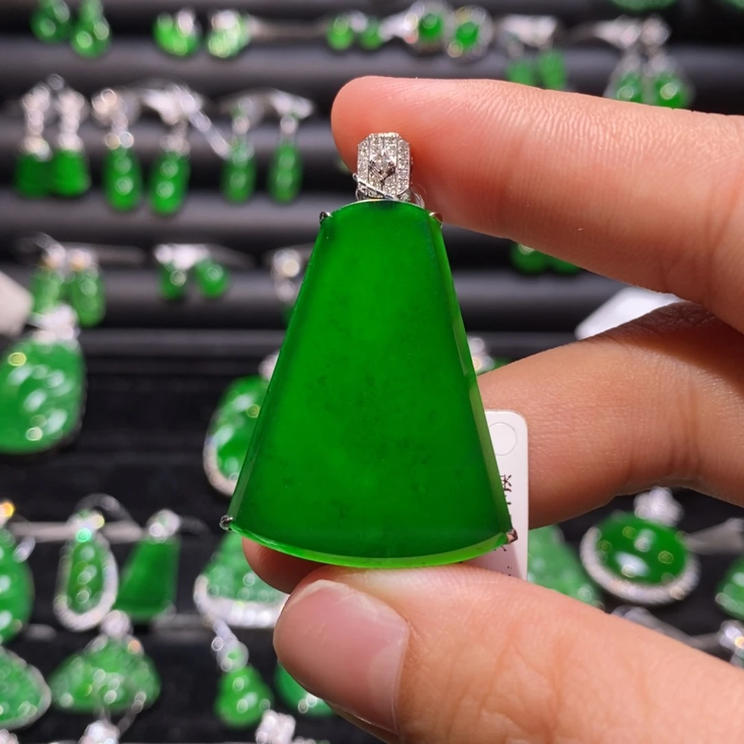 翡翠颈饰18K金镶嵌天然翡翠