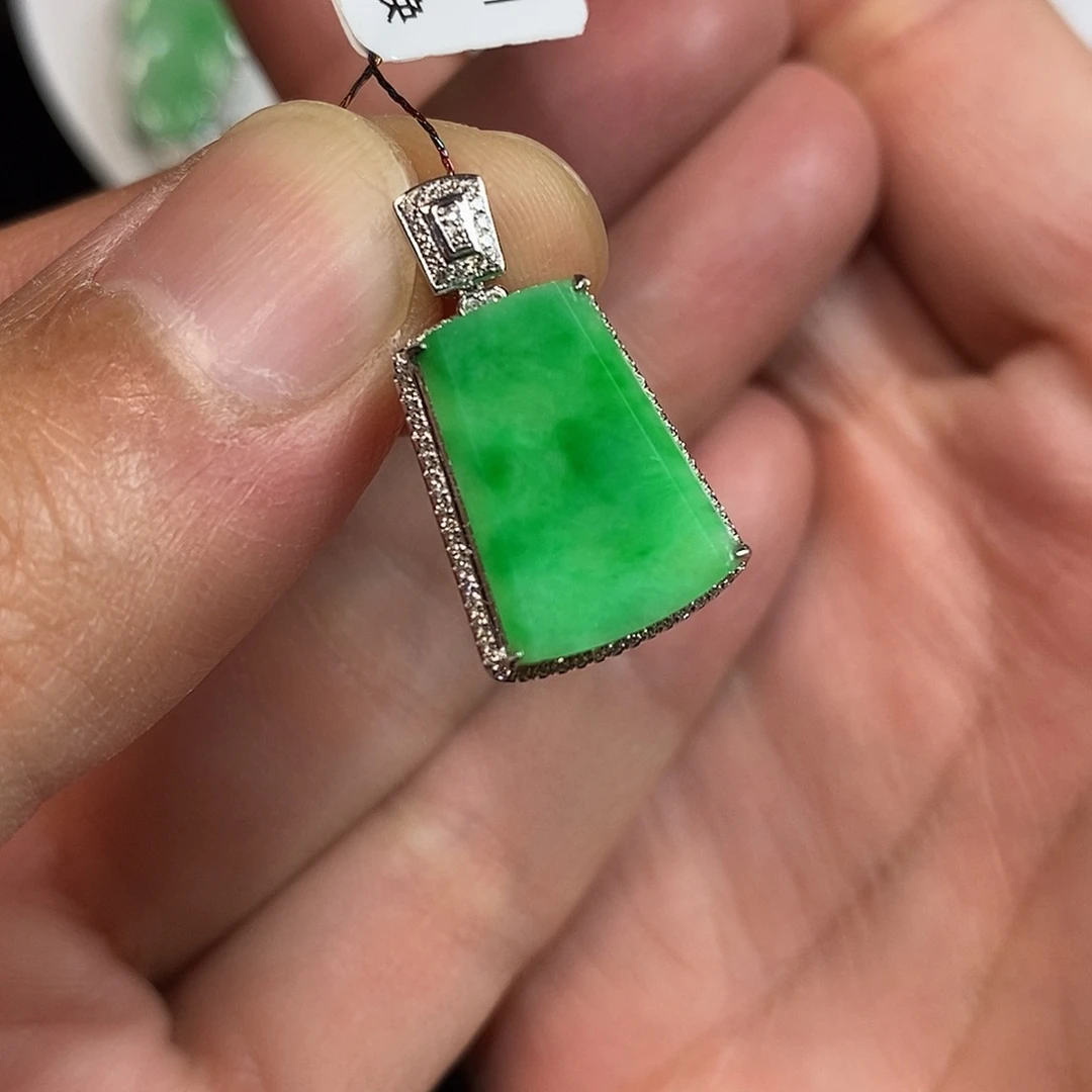 翡翠18K金镶嵌颈饰无事牌