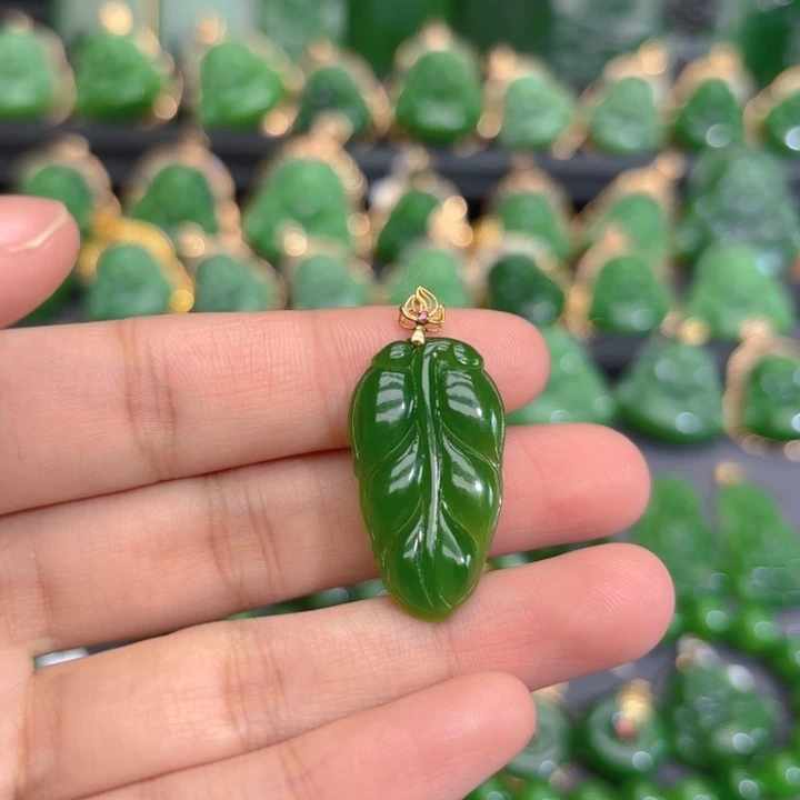 颈饰18K金镶嵌和田玉（碧玉）