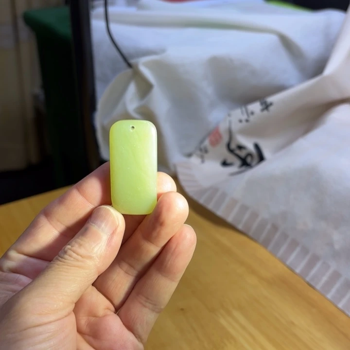 和田玉（糖玉）未镶嵌颈饰新疆和田玉黄口平安牌，无裂，背面微棉