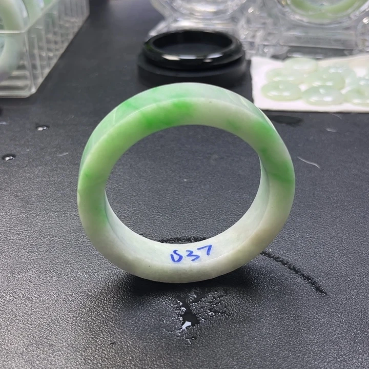 定制翡翠未镶嵌手镯