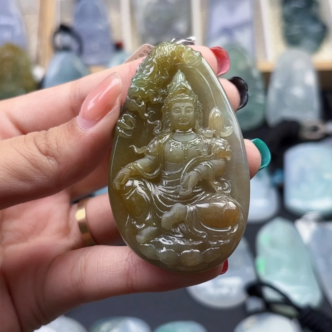 云***烤翡翠未镶嵌颈饰观音