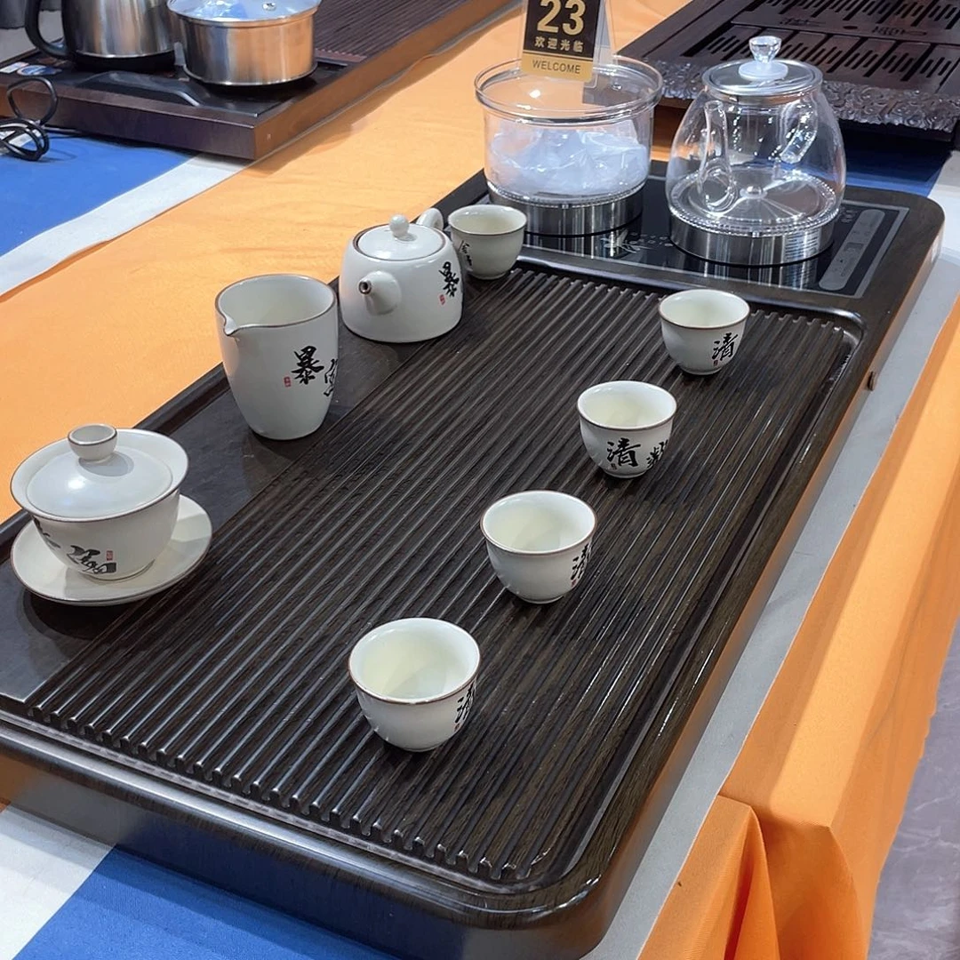 盘茶盘里装上各种蔬菜水果