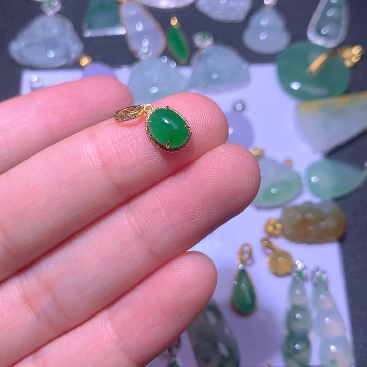 翡翠18K金镶嵌颈饰起***翡翠