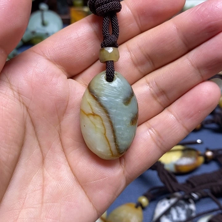 蛇纹石玉未镶嵌颈饰