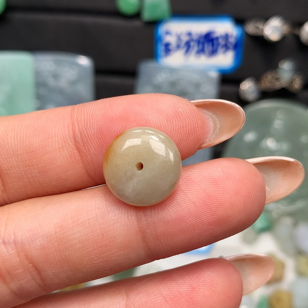 翡翠未镶嵌颈饰平安扣