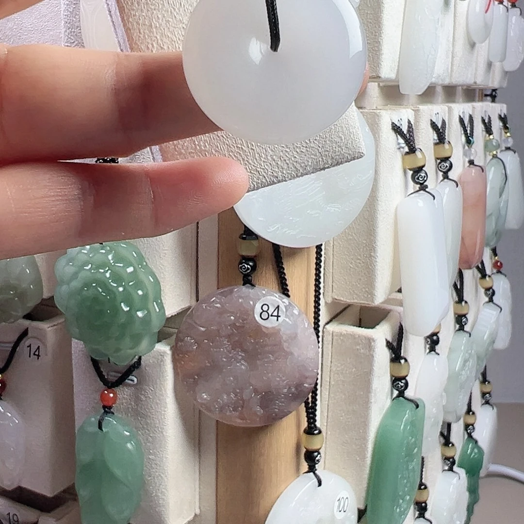 石英质玉未镶嵌颈饰