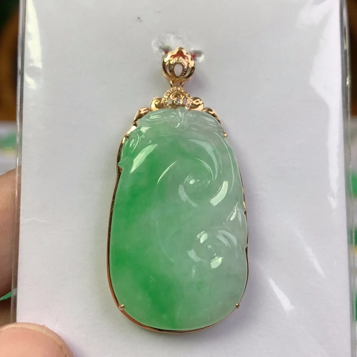 翡翠18K金镶嵌颈饰