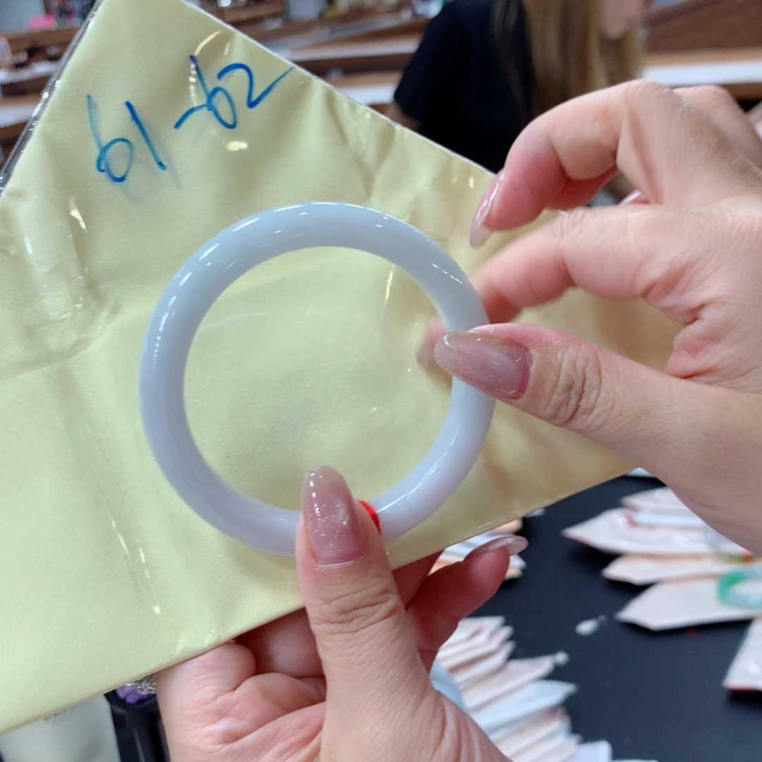 翡翠未镶嵌手镯48小时鉴赏