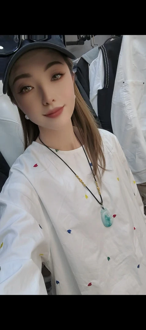 多彩桃心圆领长袖衬衫