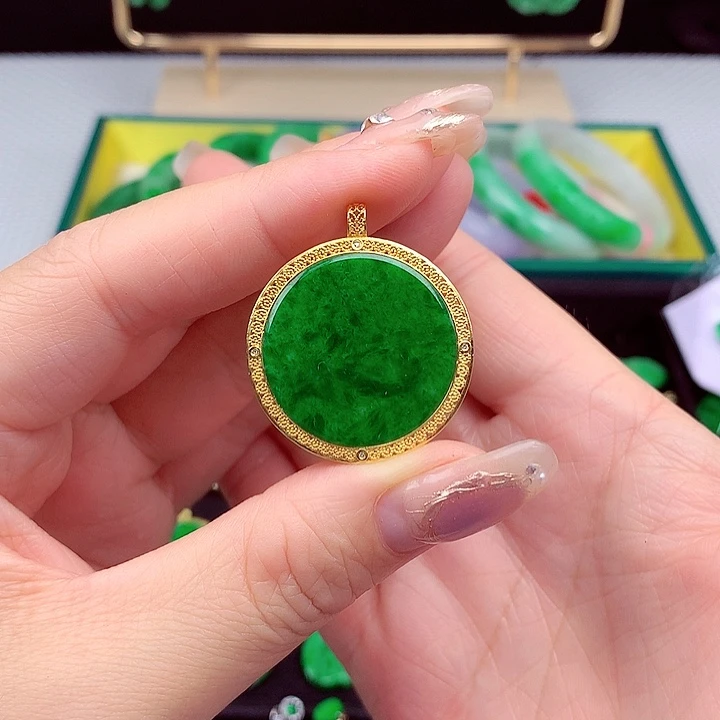 翡翠颈饰18K金镶嵌翡翠