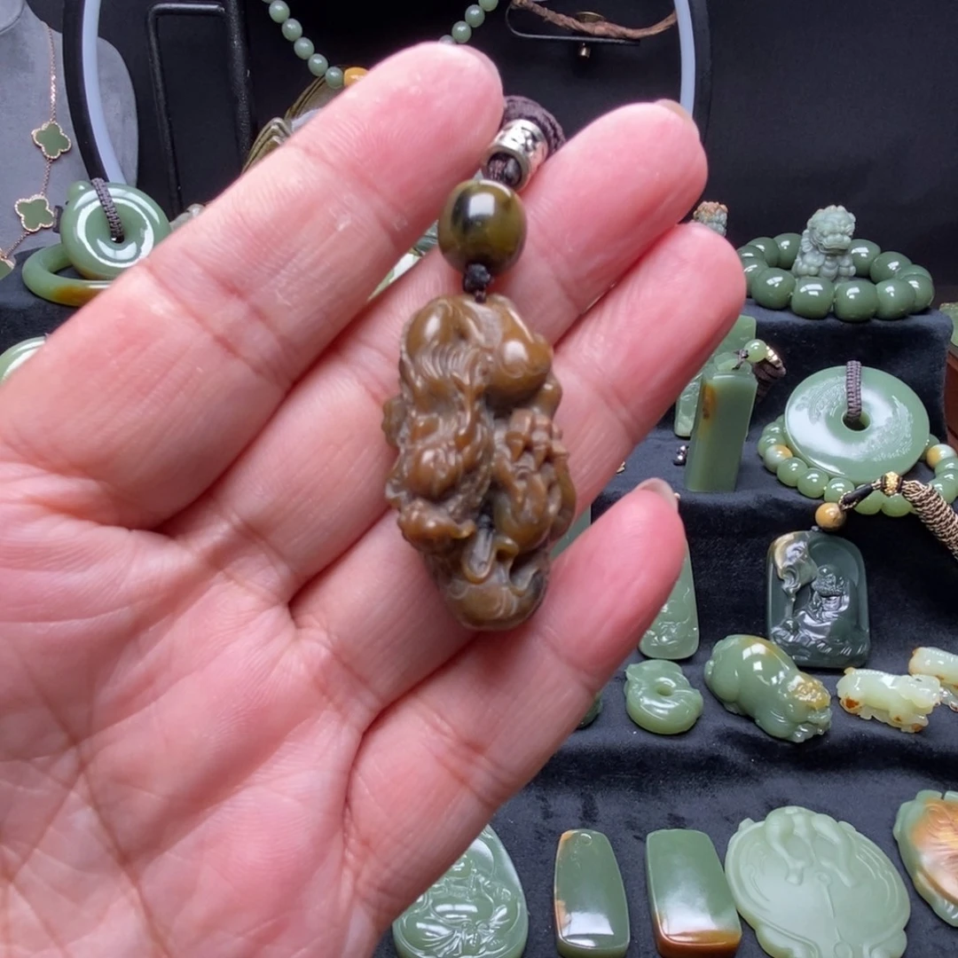 未镶嵌岫岩河磨玉（透闪石质玉）挂件