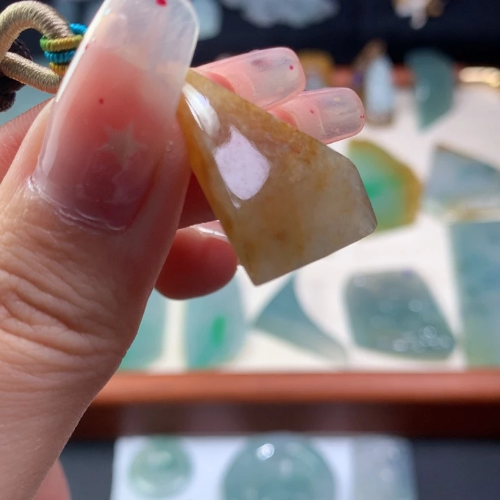 颈饰未镶嵌翡翠好