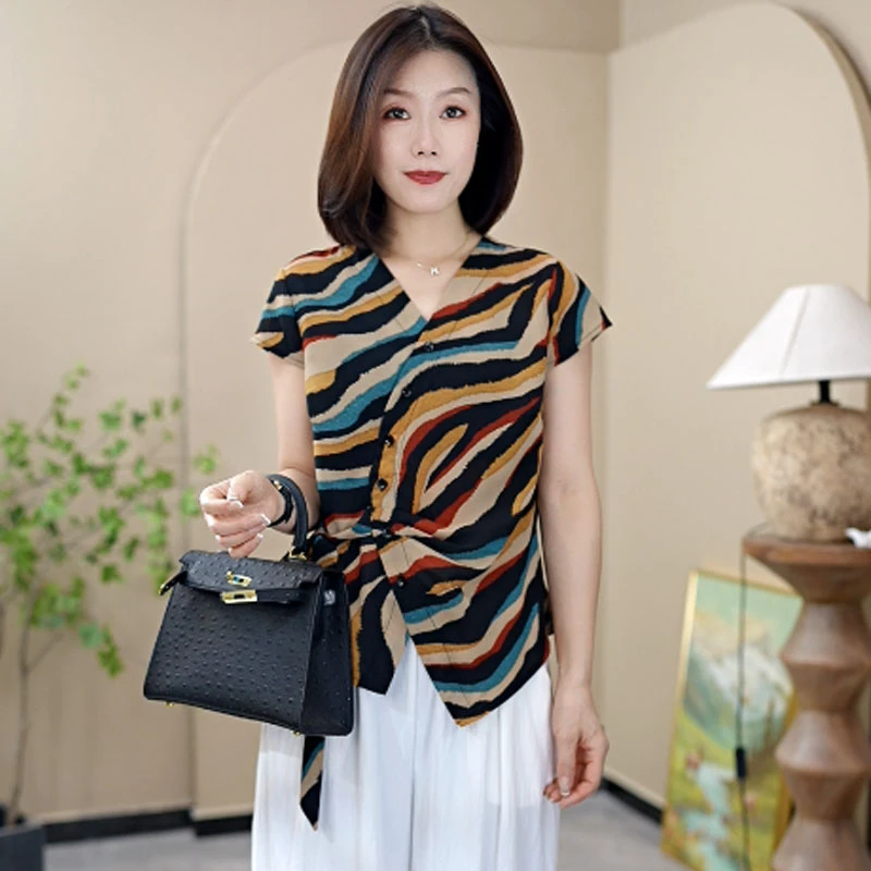 7760夏季时尚彩色条纹V领气质休闲百搭女士修身T恤透气设计感上衣