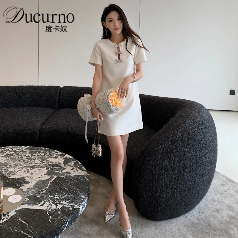 秋季高级设计感女小众穿搭通勤气质显瘦优雅米白色短袖风连衣裙