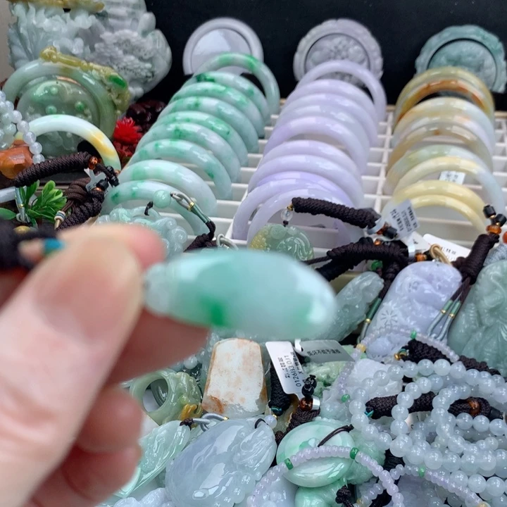 翡翠颈饰未镶嵌吊坠